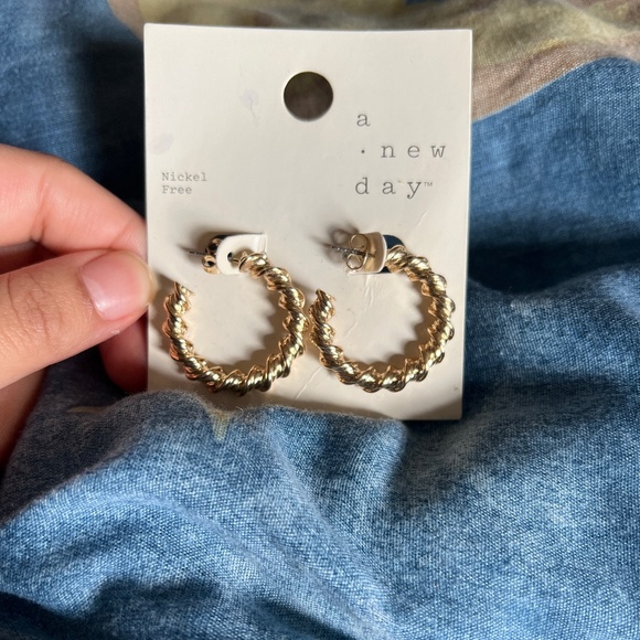 Gold Earrings - Picture 1 of 3